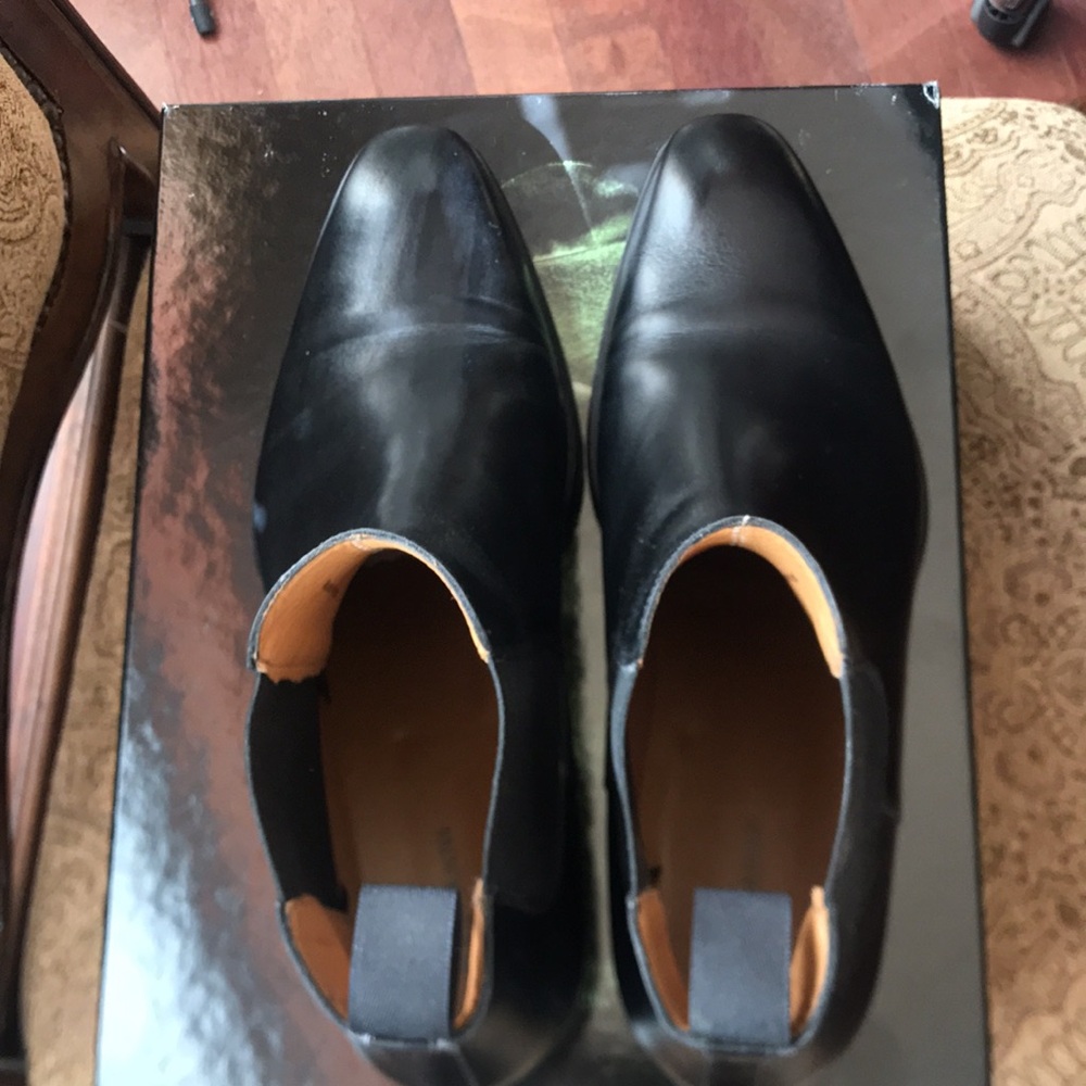 Elegant Black Men's Chelsea BootsBlack Magnanni Chelsea Boot - Picture 3 of 12